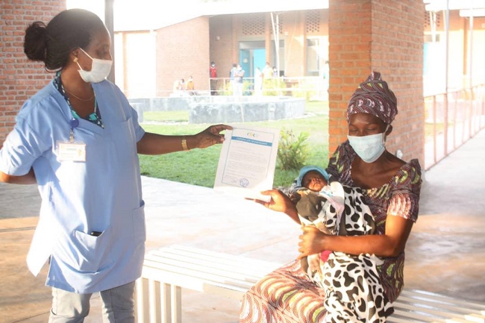 Uyu mubyeyi uteruye umwana ni umwe mu bakize Covid-19 mu Karere ka Rubavu. Umwana ateruye yamubyaye akiri kuvurwa