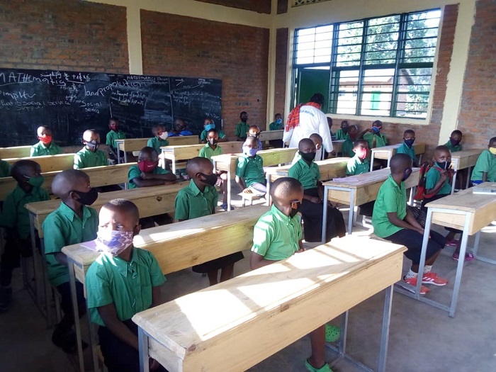 Abarezi babanza gufata umwanya bagasuzuma niba abana bubahirije amabwiriza yo kwirinda icyorezo Covid-19