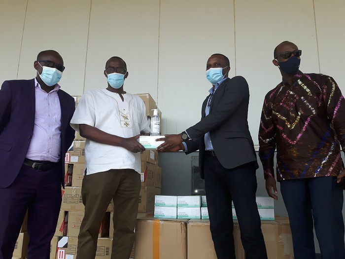 Umuyobozi wa RNPC, Dr Innocent Hahirwa ashyikiriza imiti n'udupfukamunwa Dr Muvunyi wa MINISANTE