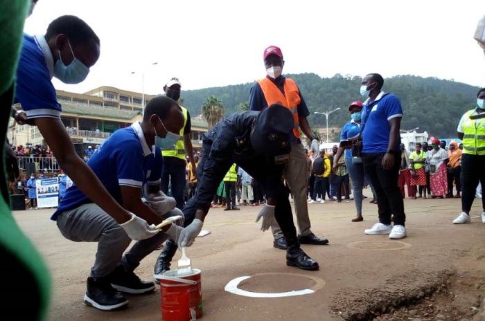 Basibuye ibimenyetso byibutsa abantu guhana intera