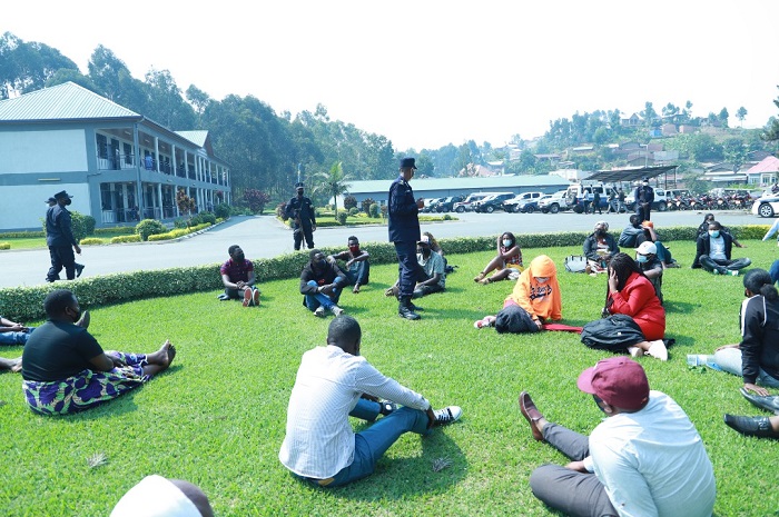 Aha barimo bigishwa banibutswa ingaruka zo kurenga ku mabwiriza yo kwirinda Covid-19