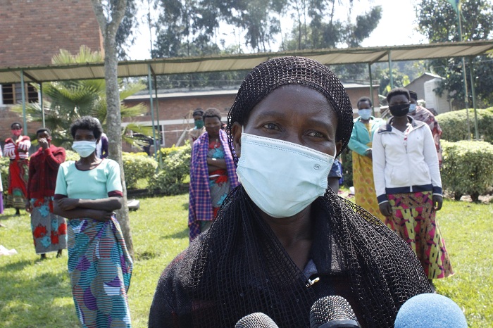 Nyiri urugo witwa Mukankubana Ziripa asanga gukora ibirori babiterwa no kudasobanukirwa ububi bwa COVID-19 kuko ngo mu gace k'iwabo batarumva uwo COVID-19 yishe