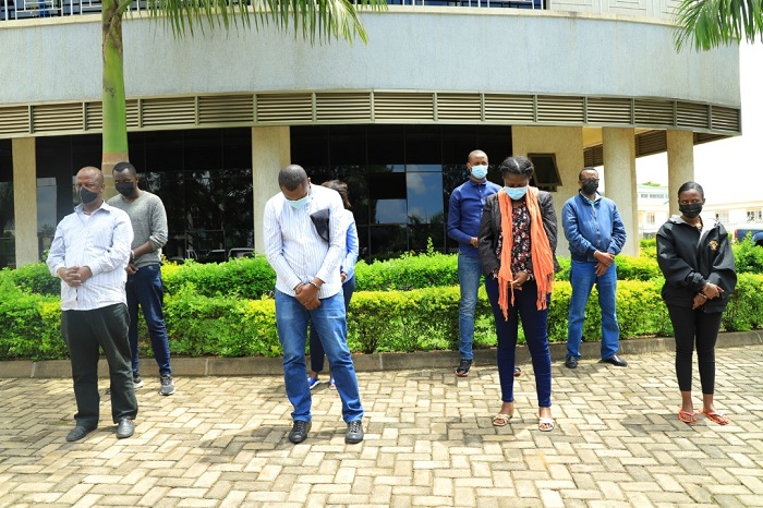 Bafatiwe mu kabare bari kumwe n