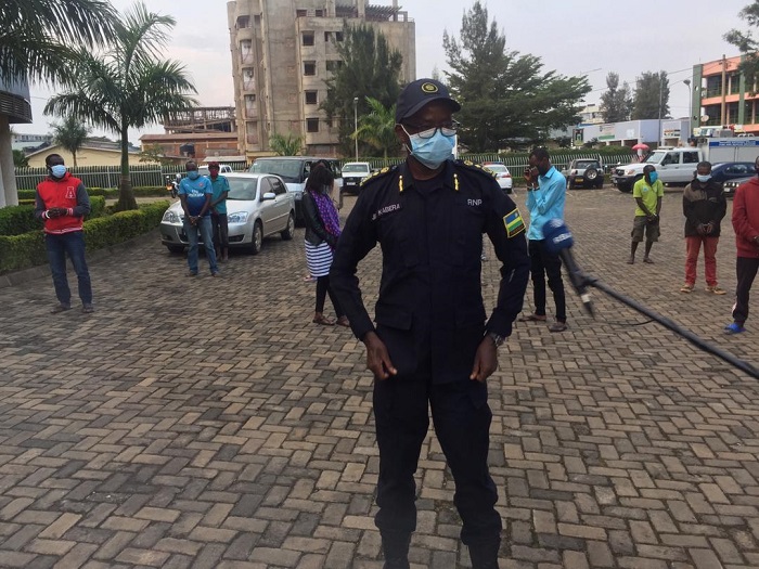 CP John Bosco Kabera, Umuvugizi wa Polisi y'u Rwanda, asaba abantu bose kubahiriza amabwiriza yo kwirinda Covid-19