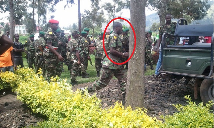 Aha yari asubiye mu modoka nyuma y'uko urubanza rusubitswe.