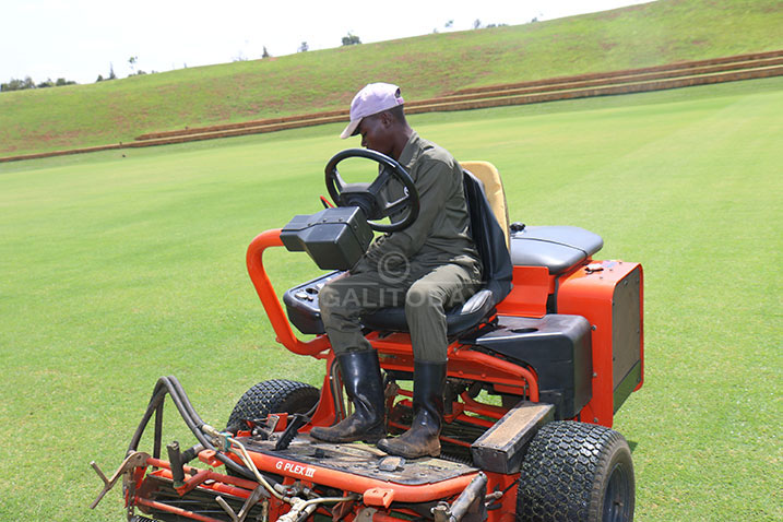 Akamodoka gataunganya ubwatsi bw'ikibuga ...