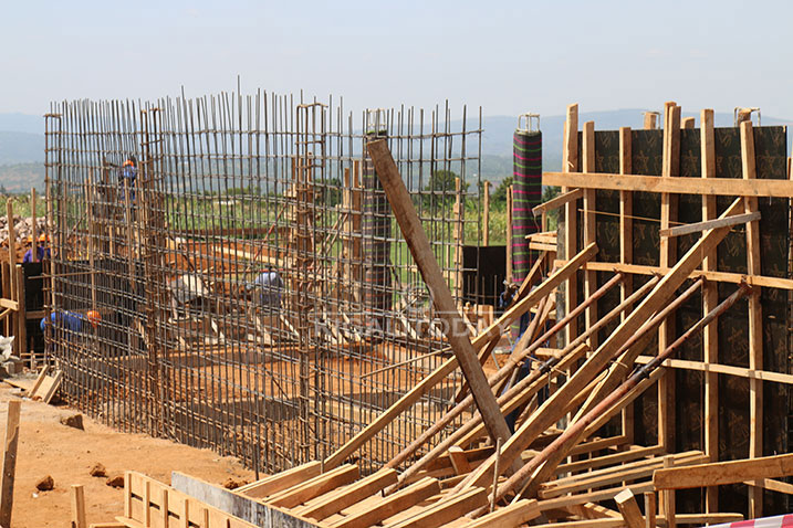 Imirimo yo kubaka Tribune y'icyubahiro ndetse ndetse n'ahao bantu bazajya bafatira icyo kunywa no kurya irakomeje