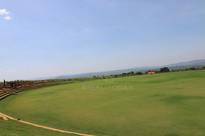 Ubwatsi busa neza bugize ikibuga cya Cricket i Gahanga