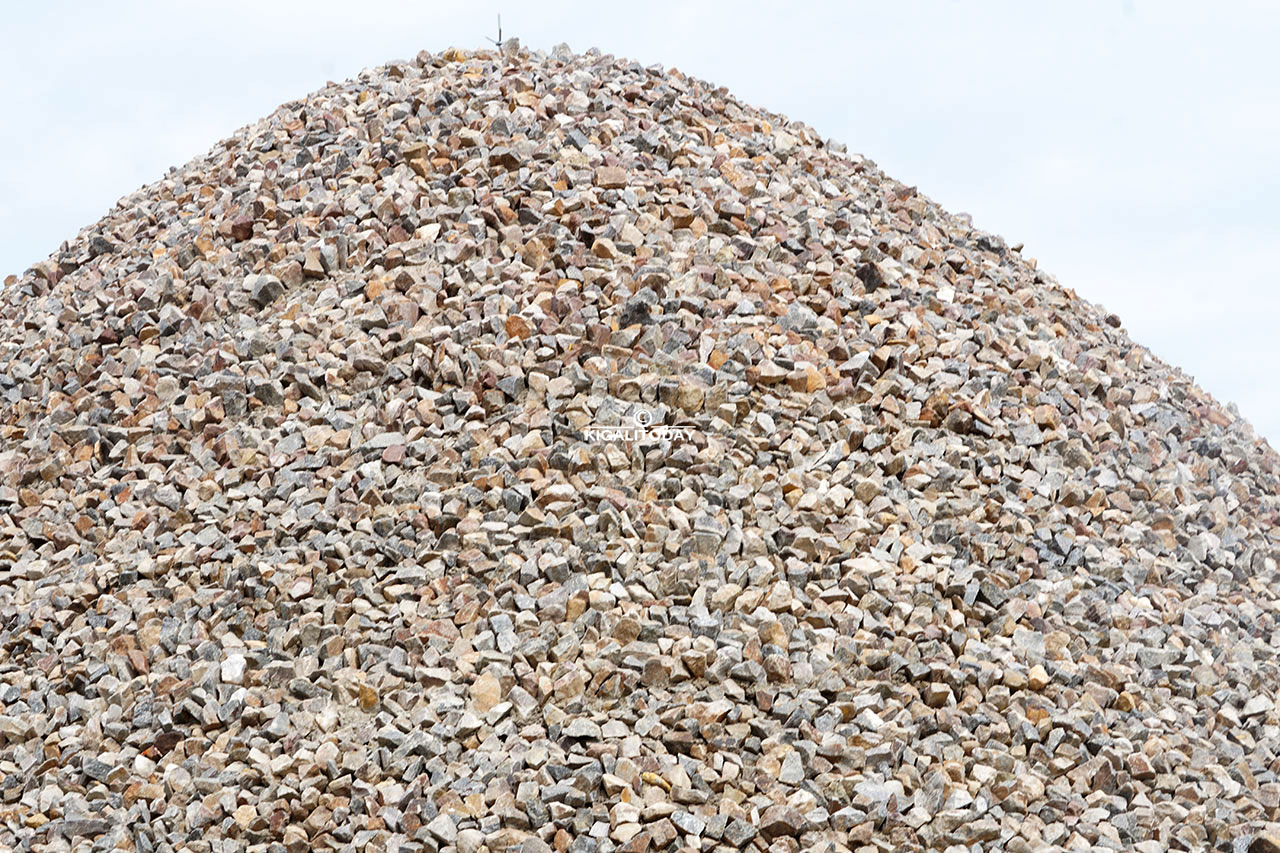 Izi nyubako zubatswe mu buryo butangaje, hejuru zisakaje aya mabuye