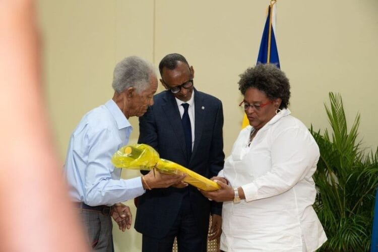 Sir Gary Sobers ashyikiriza impano ya 'cricket bat' yifashishwa bakubita udupira muri cricket