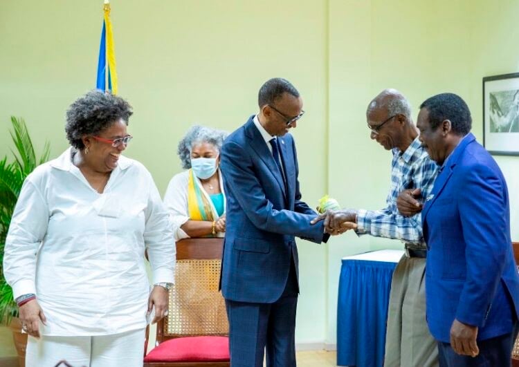 Sir Wesley Winfield Hall ashyikiriza Perezida Kagame agapira bakinisha Cricket