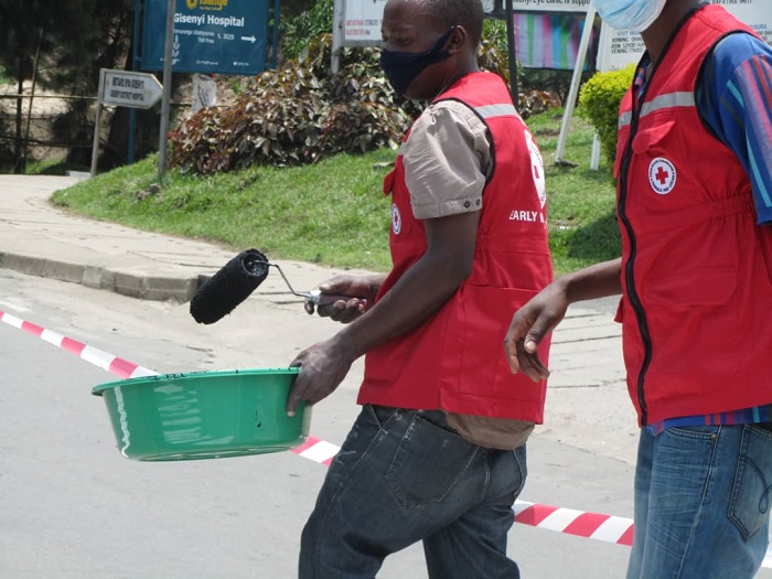 Abakorerabushake basiga irangi muri zebra crossing mu mihanda ya Rubavu