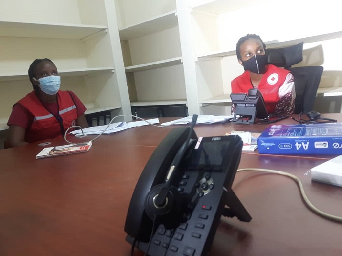 Muri Croix-Rouge y'u Rwanda ku Kacyiru hari icyumba kirimo abakorerabushake bashinzwe gufasha abaturage kumenya neza Covid-19 na Ebola