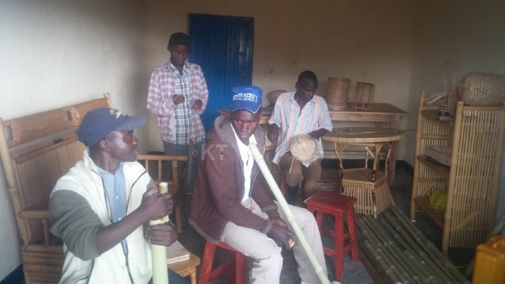 Croix Rouge yabafashije kwiga umwuga wo kubyaza umusaruro igihingwa cy'imigano.