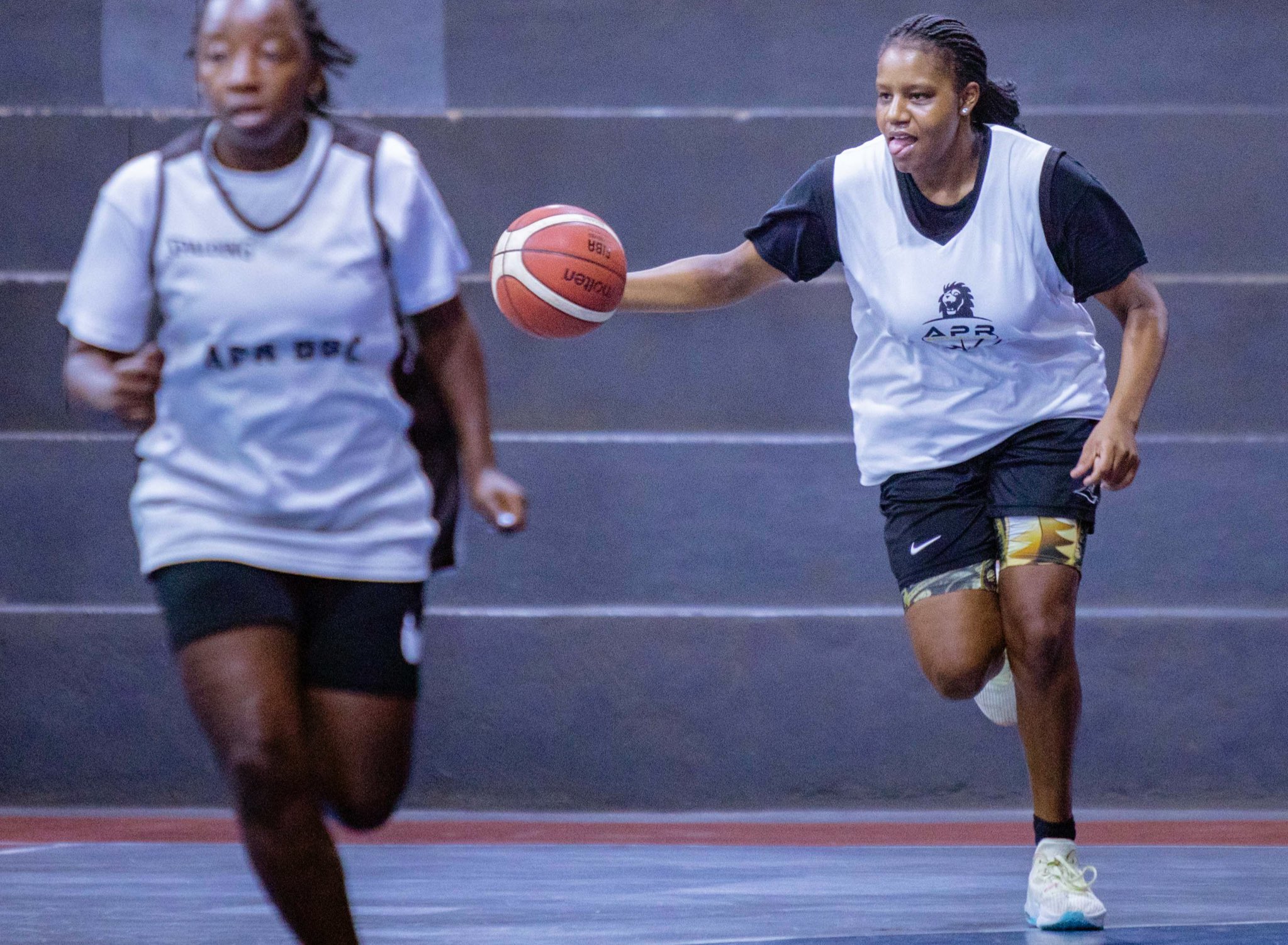 Crooms, umukinnyi mushya wa APR WBBC (ufite umupira) na we ari mu bitezwe cyane muri iri rushanwa 