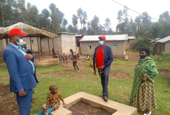 Ubuyobozi bwa Croix-Rouge bwasuye imiryango y'abasigajwe inyuma n'amatega bwafashije mu Murenge wa Nyange muri Musanze