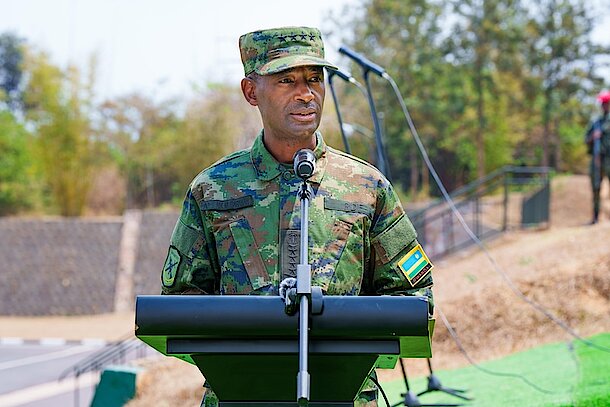 Umugaba Mukuru w'Ingabo z'u Rwanda, Gen Mubarakh Muganga, yashimye imyitwarire yaranze aba basirikare ba RDF