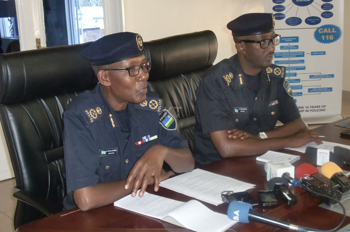 ACP Tony Kuramba (ibumoso) ukuriye Interpol mu Rwanda na ACP Celestin Twahirwa basobanura ibijyanye na Usalama III.