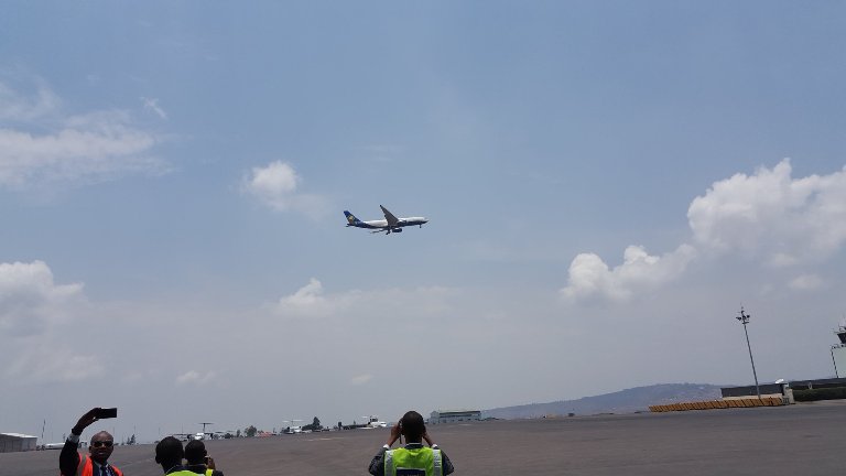 Air Bus A330-200 igeze mu kirere cyo ku kibuga cy'indege cy'i Kanombe