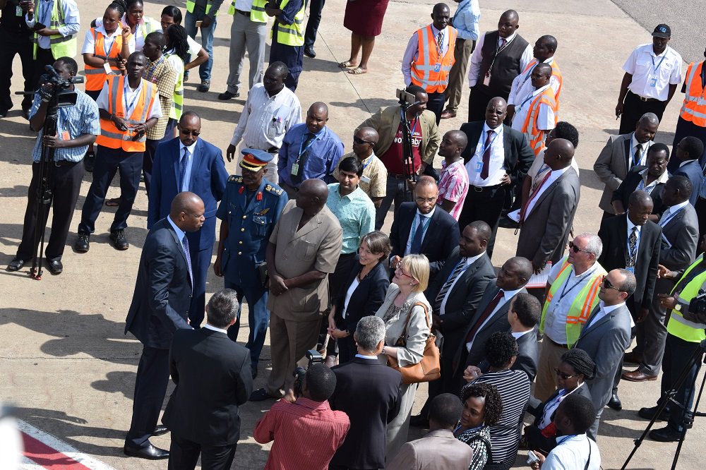 Umuyobozi wa Rwandair John Mirenge ageze Kanombe asobanurira abaje kubakira iby'urugendo