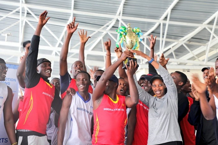Urwego rw'Igihugu rushinzwe Abinjira n'Abasohoka rwegukanye ibikombe muri Volleyball na Basketball