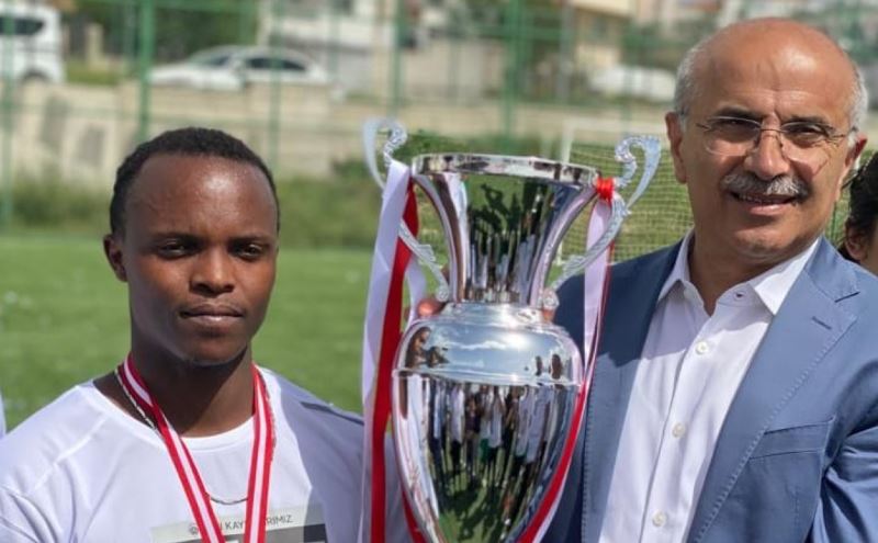 Fidèle Gatete ashyikirizwa igikombe na Alpaslan Erkoç, Perezida w'ishyirahamwe rya siporo y'abafite ubumuga muri Turikiya