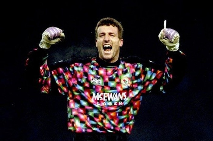 Tim Flowers wakiniraga ikipe ya Blackburn Rovers afite umwihariko wo kugitwara inshuro 2