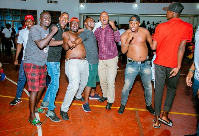 Abafana ba REG byabarenze bamwe bariyambura 