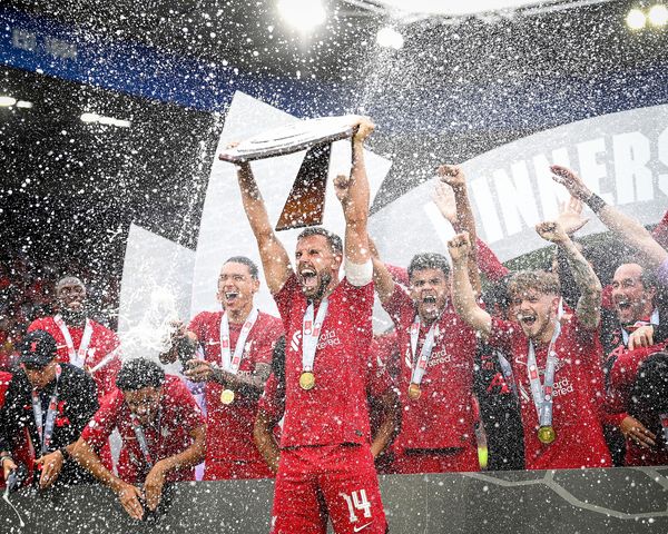 Kapiteni wa Liverpool, Jordan Henderson ateruye igikombe