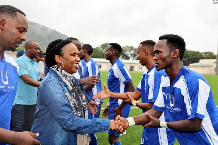 Minisitiri Kayirangwa asuhuza ikipe y'Ubumwe Grande Hoteli yegukanye ibikombe bibiri muri ruhago