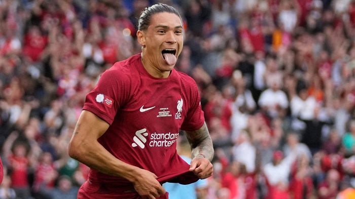 Darwin Nunez witezweho byinshi muri Liverpool yakuyemo umupira kubera ibyishimo nyuma yo gutsinda igitego ahita ahabwa n'ikarita y'umuhondo