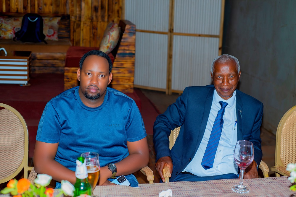 Uwimana Basile (wambaye umupira w'amaboko magufi) na we yaje muri ibi birori nk'umwe mu bafite umubyeyi wiganye n'aba basaza ariko utakiriho