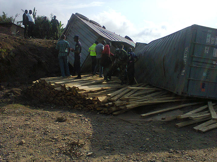 Cyari ikibazo gukura umurambo munsi y'iyi kamyo.