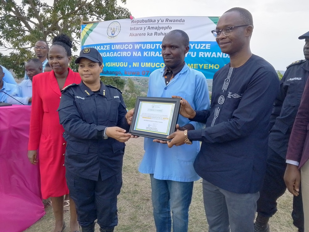 Umuyobozi w'ishuri rya Cyobe yashyikirijwe ishimwe