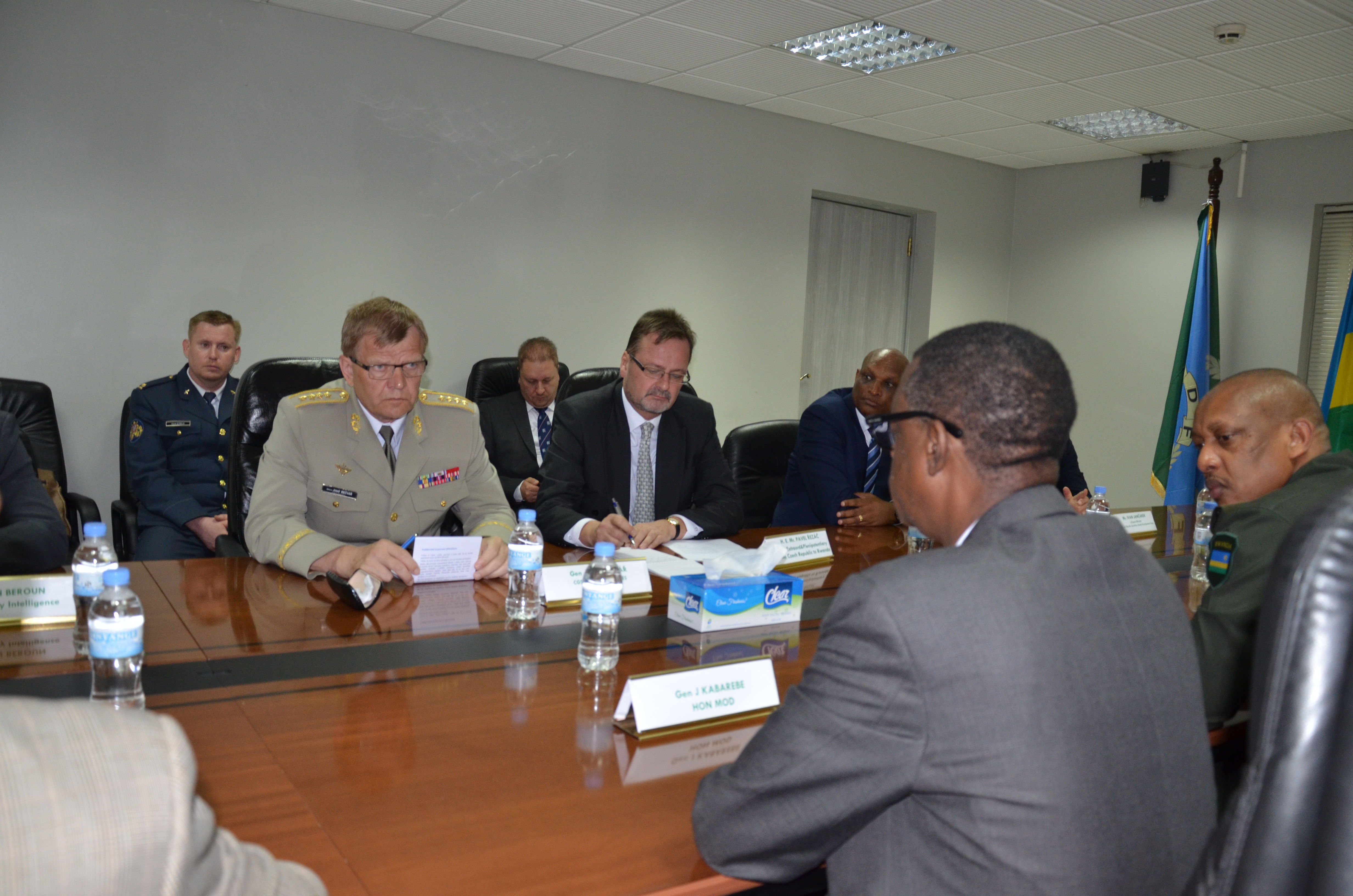 Babanje kugirana ibiganiro birebana n'imikoranire mu bya gisirikare hagati y'ibihugu byombi.