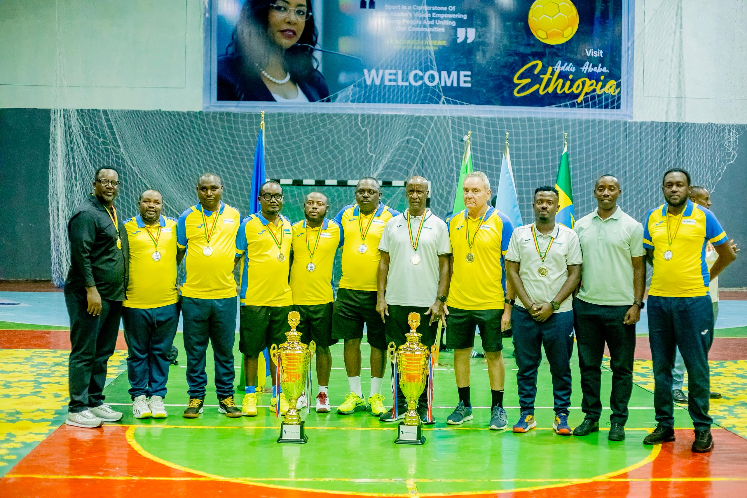Abaherekeje amakipe barimo abatoza n'abayobozi barimo Perezida w'Ishyirahamwe ry'Umukino wa Handball mu Rwanda Twahirwa Alfred (Wa mbere ibumoso)
