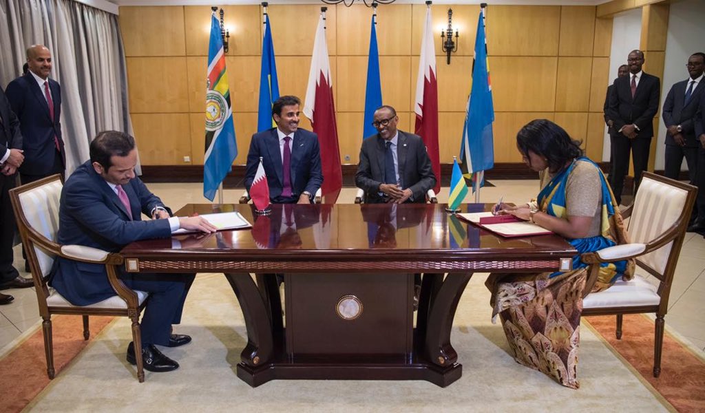 Abayobozi ku mpande zombi bashyira umukono ku masezerano imbere ya Perezida Kagame na Emir Al Thani