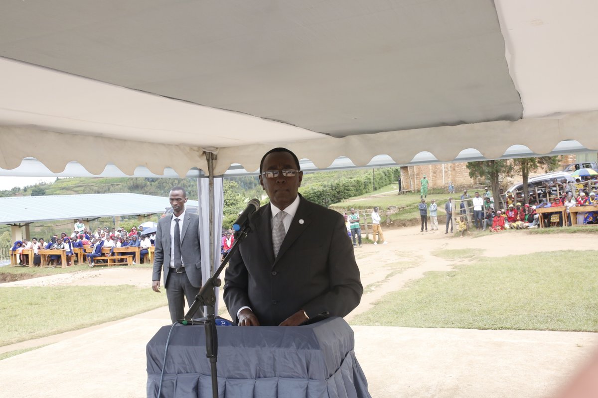 Perezida wa Sena, Bernard makuza ati 'nta kitarakozwe ngo abantu batange amakuru y'ahashyizwe imibiri maze ishyingurwe mu cyubahiro'