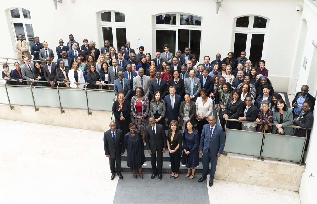 Abakozi b'uru rwego bafata ifoto y'urwibutso na Perezida Kagame