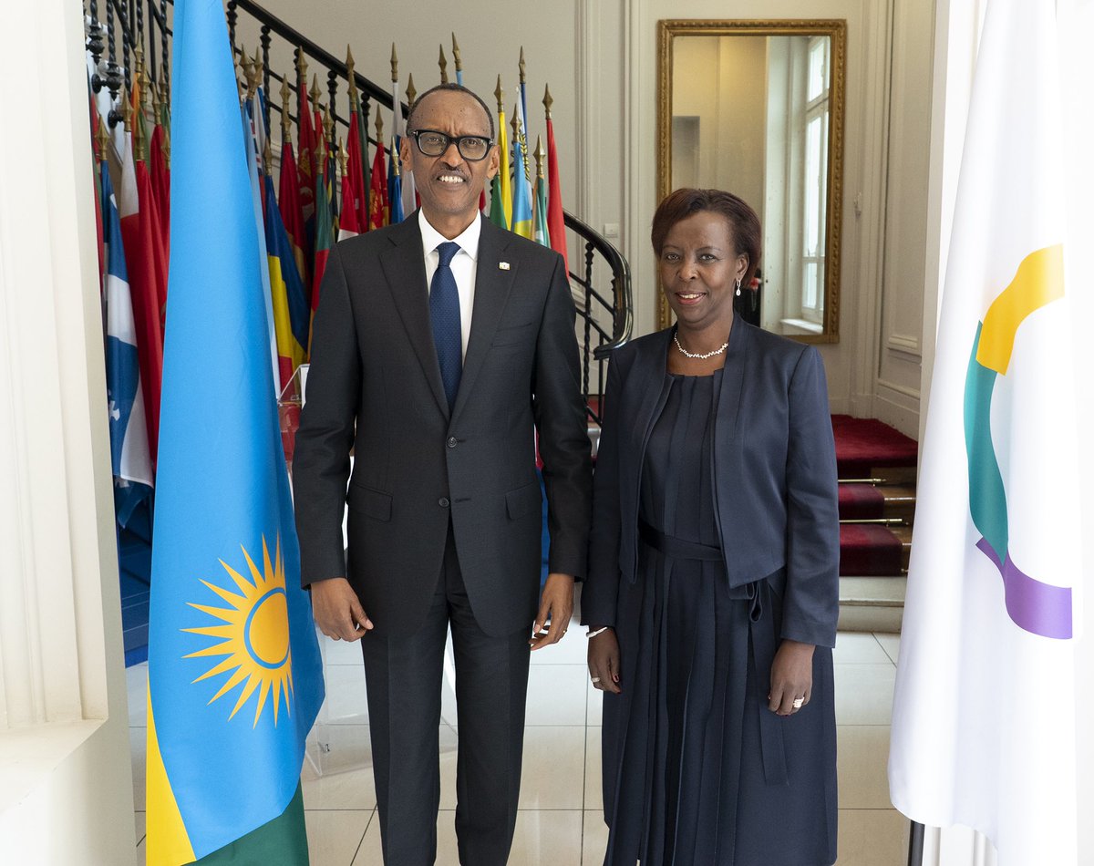 Bafata ifoto y'urwibutso