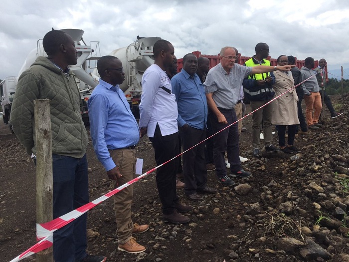 Ubwo Minisitiri Uwihanganye yasuraga imirimo yo kubaka umuhanda ugana kuri uru ruganda