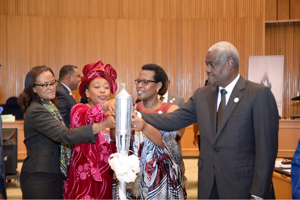 Umuyobozi wa Afurika yunze Ubumwe Moussa Faki Mahamat acana urumuri rw