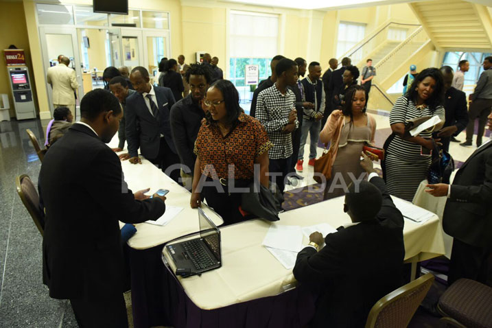 Baragenda baganira ku bintu bitandukanye mu gihe bategereje ibiganiro. Ariko ngo harimo gukora Ikinyarwanda kurusha izindi ndimi..