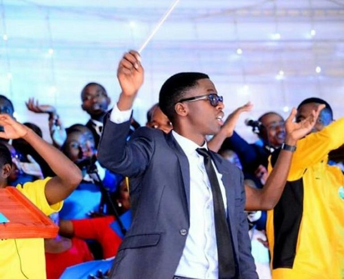 Damien Ndagijimana (ufite agakoni mu ntoki), umuyobozi wa Korari Ijuru