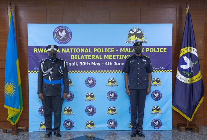 IGP Dan Munyuza (iburyo) na IGP Dr. George Hadrien Kainja (ibumoso) bemeranyije gushyira mu bikorwa ibikubiye mu masezerano y