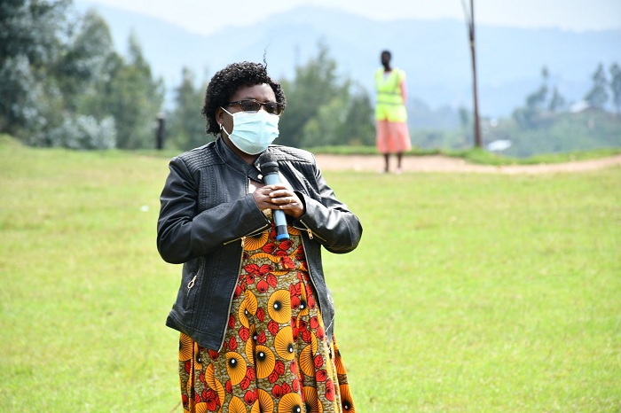 Guverineri Nyirarugero Dancille asubiza ibibazo by'abaturage