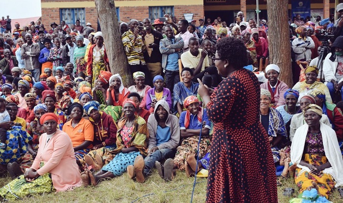 Guverineri Nyirarugero Dancille yavuze ko abirengagiza inshingano zo guhahira ingo bakayashora mu nzoga ntaho bataniye n