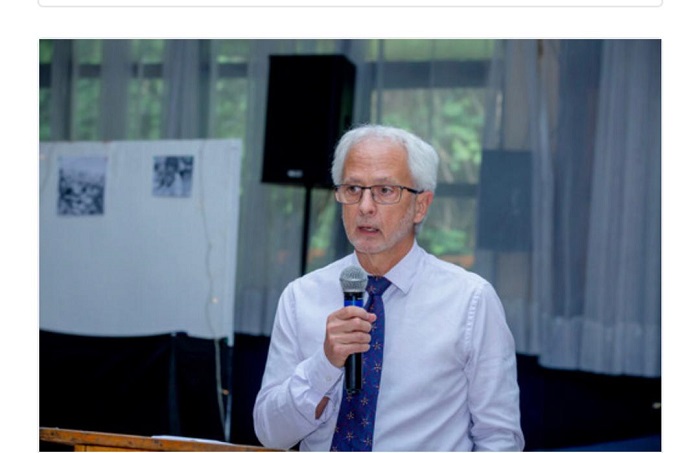 Umuyobozi w'ishuri Daniel Hollinger