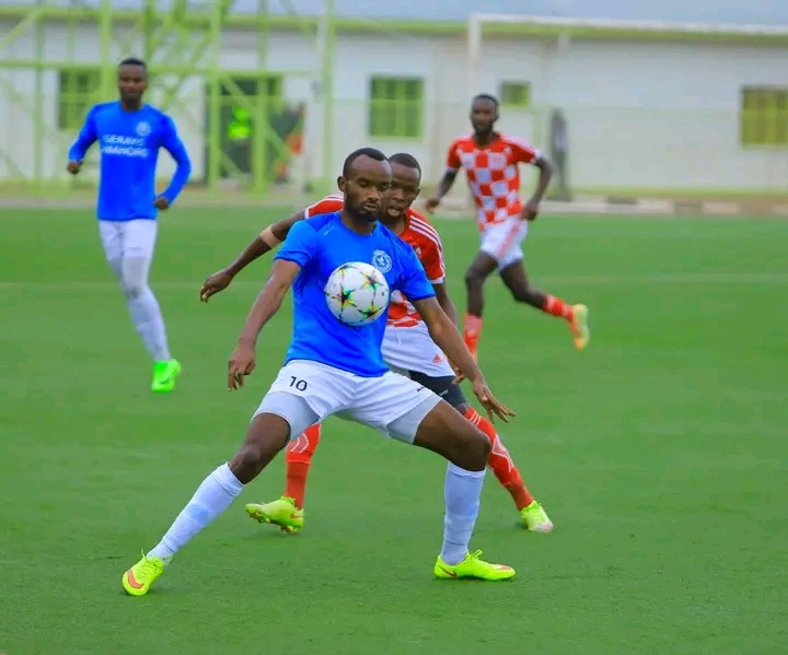 Danny Usengimana wa Police FC agerageza kugenzura umupira 