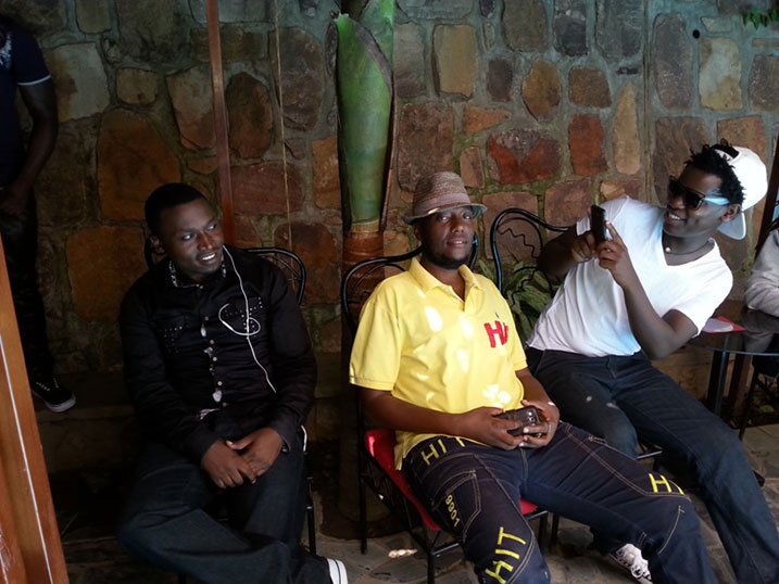 Danny Vumbi, Senderi na Bruce Melody ntibahatanzwe.